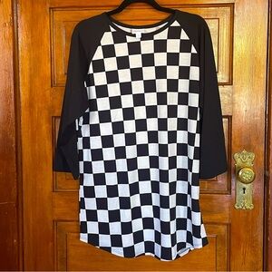 Awesome 80’s vibe baseball tee!